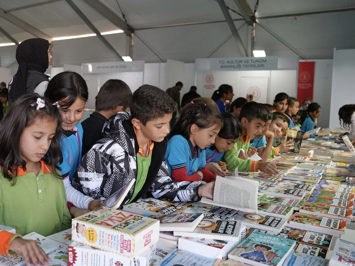 10. Uluslararası Kitap Fuarı, İlk Gününde 20 Bin Ziyaretçiyi Ağırladı