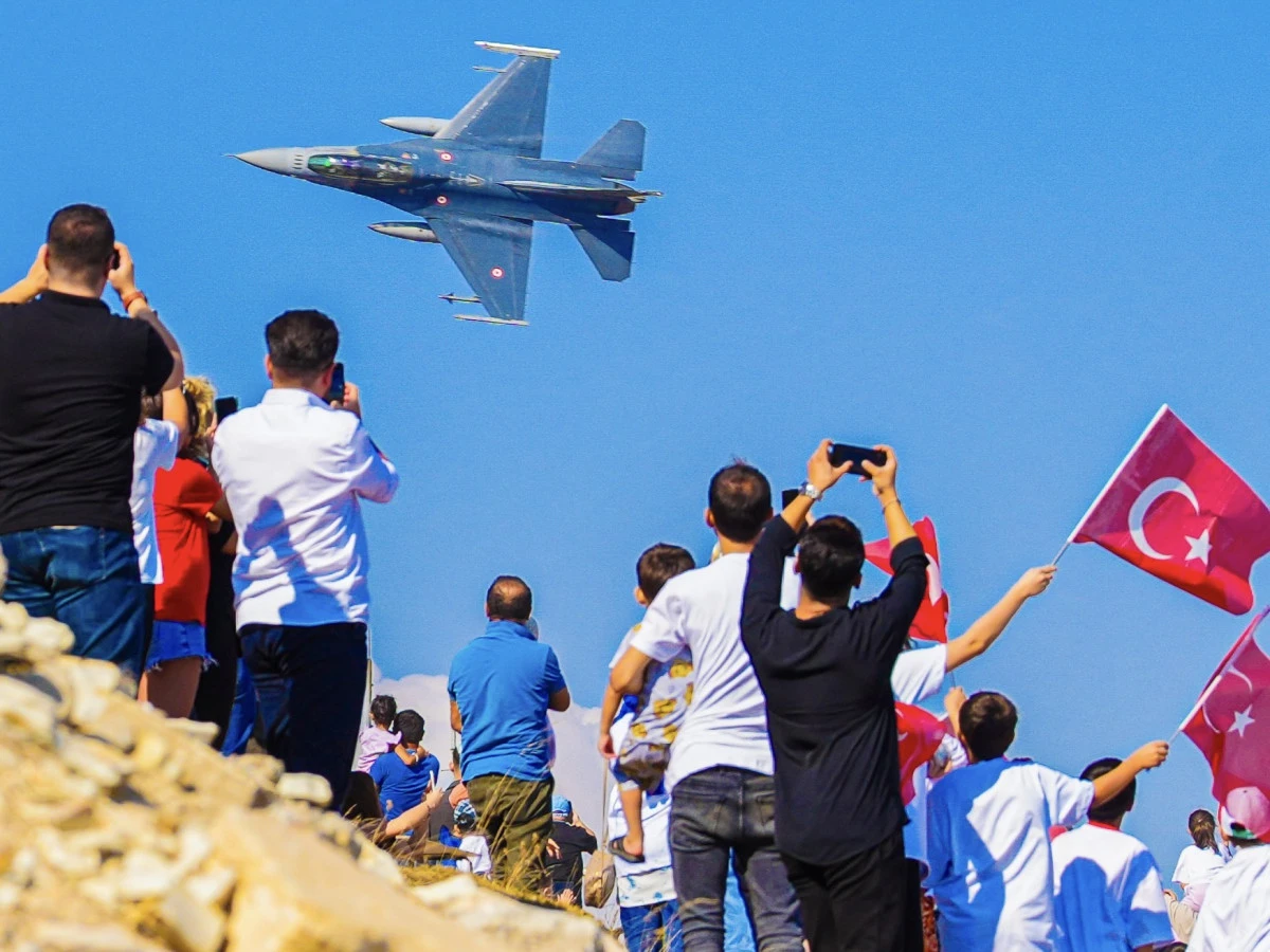 30 Ağustos Coşkusu: Ahir Dağı’ndaki Dev Türk Bayrağına Hava Selamı