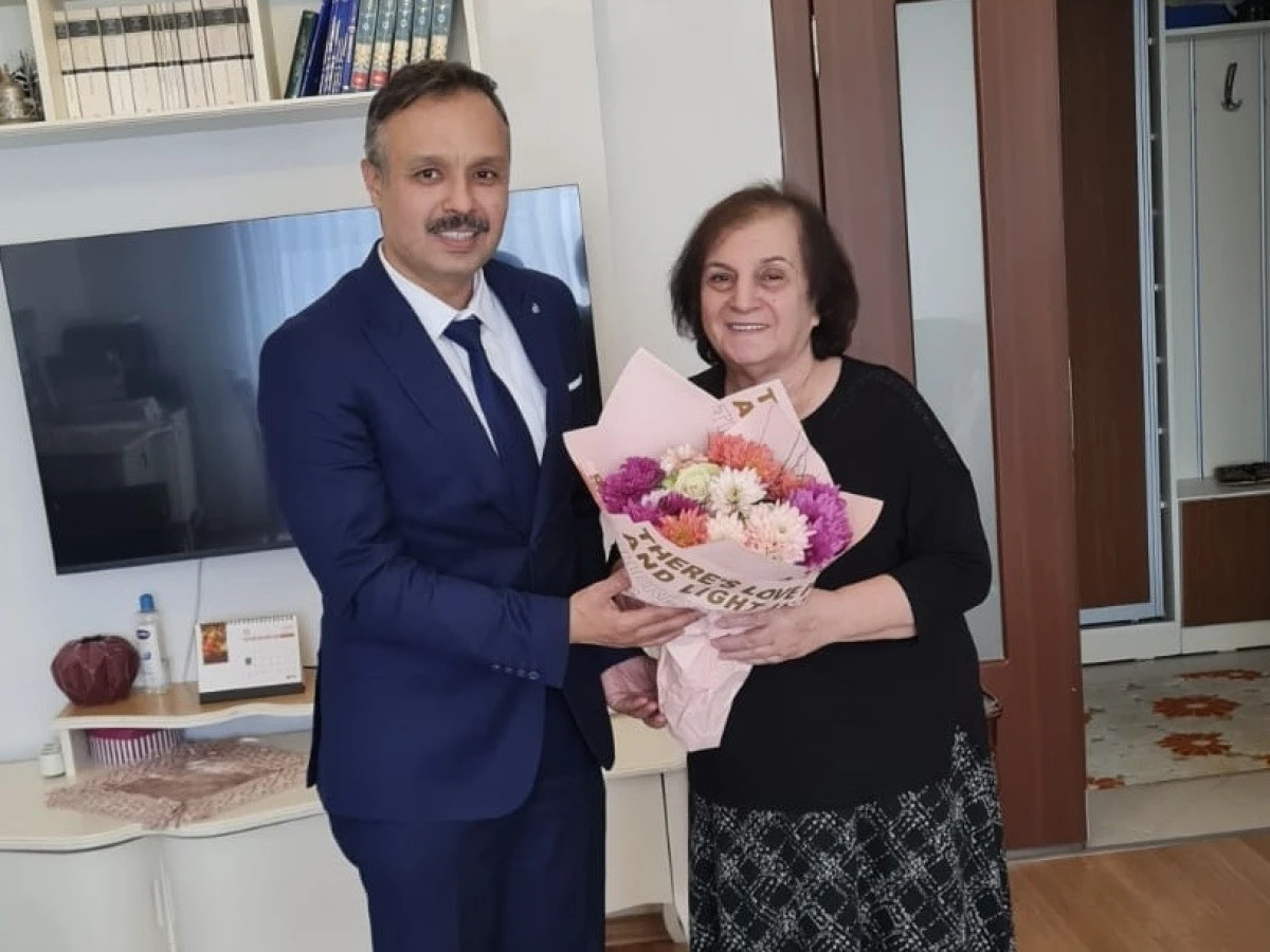 38 Yıl Sonra Buluştular: İl Müdür Yardımcısından Öğretmenine 24 Kasım Sürprizi