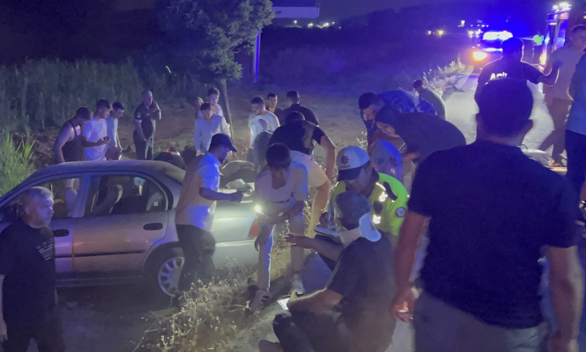 Adana yolu Onikişubat’ta feci kaza: Araç şarampole yuvarlandı, 2’si ağır 6 yaralı