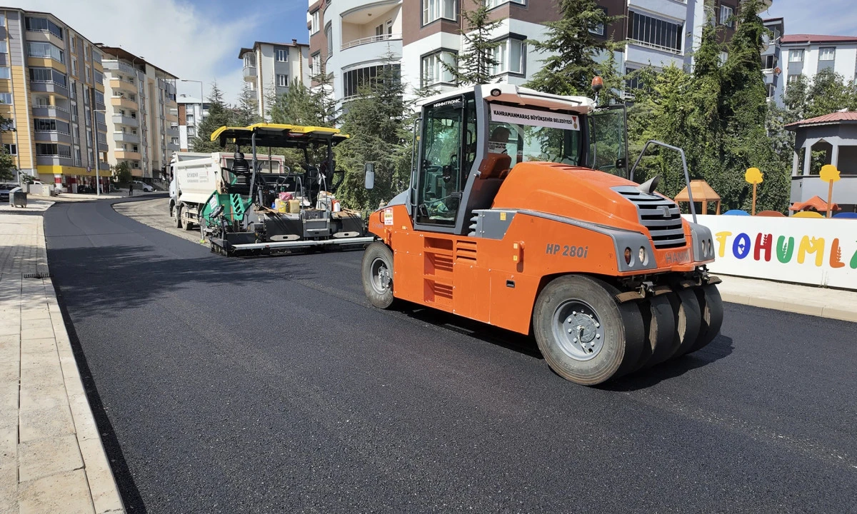 Afşin&rsquo;de Atlas Caddesi&rsquo;nin Asfaltı B&uuml;y&uuml;kşehir&rsquo;le Yenileniyor