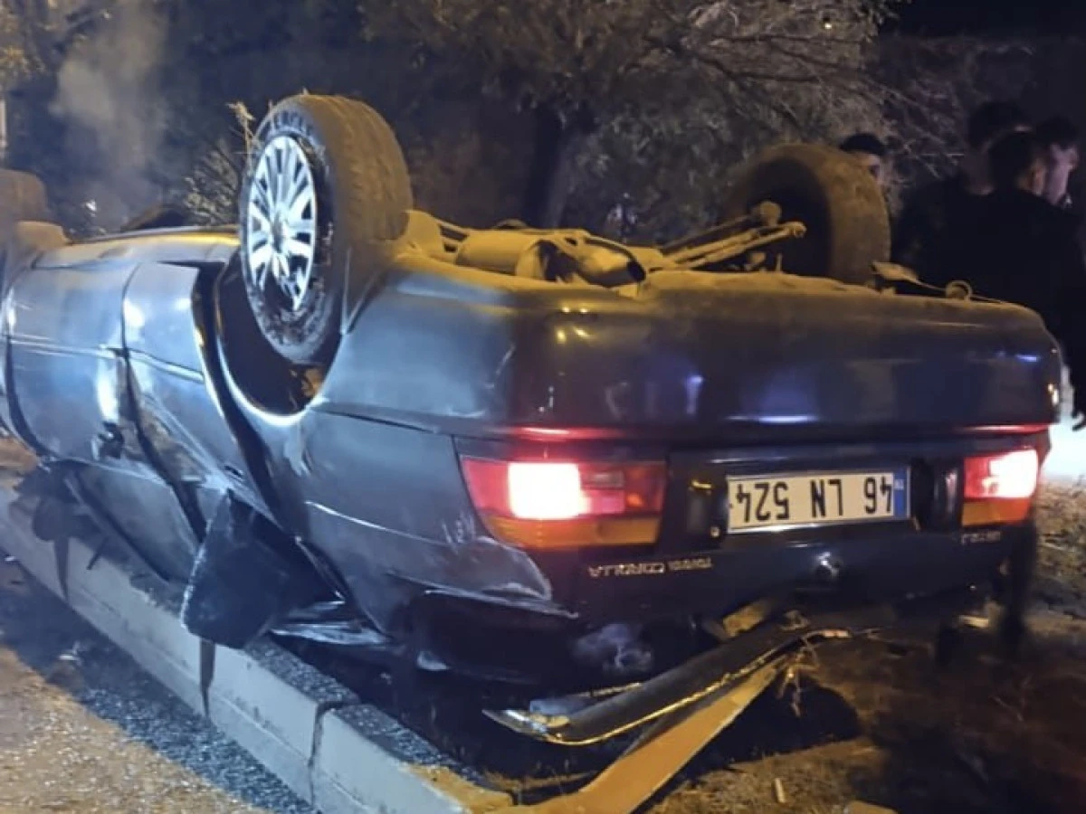 Afşin’de Otomobil Refüje Çıkarak Ters Döndü: 3 Yaralı