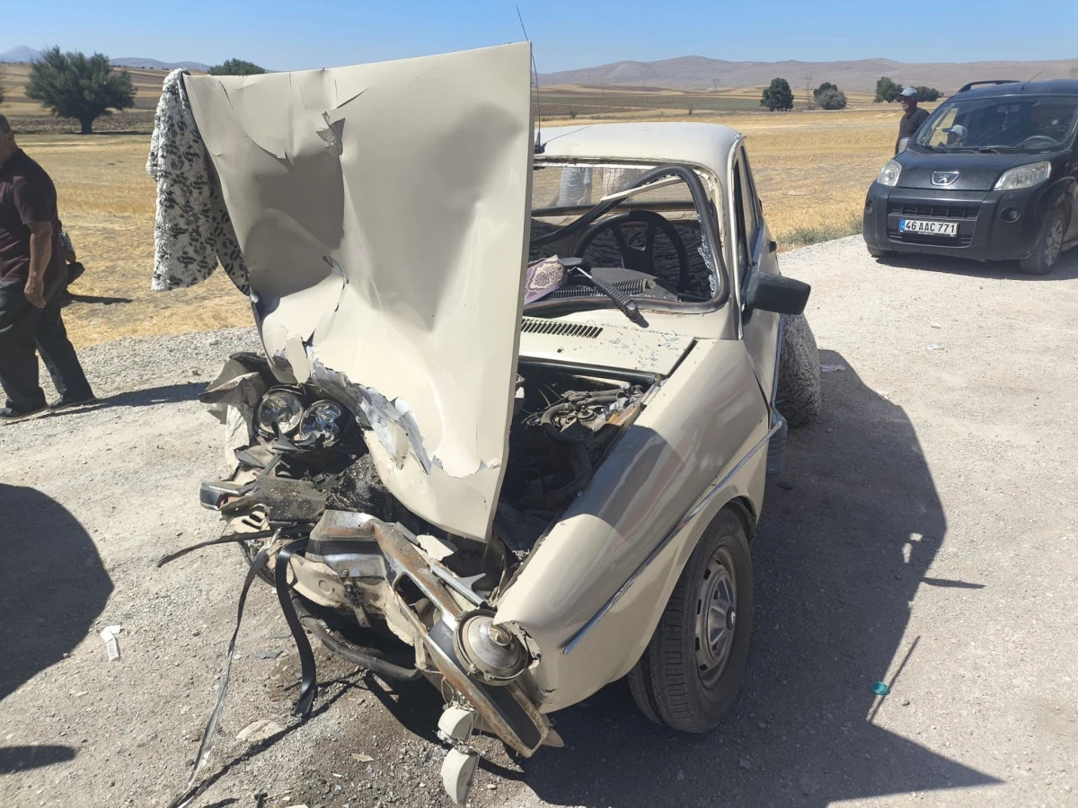 Afşin’de Trafik Kazası: 2 Yaralı Araçtan İtfaiye Ekiplerince Kurtarıldı