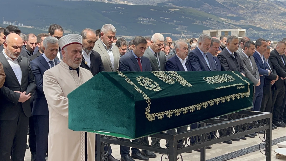 Ahmet &Ouml;zdemir&rsquo;in Annesi Ayşe &Ouml;zdemir Son Yolculuğuna Dualarla Uğurlandı