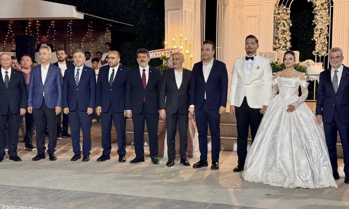 AK Gen&ccedil;liğin Lideri: Furkan &Uuml;naldı ile Zehra Zorg&uuml;n Hayatlarını Birleştirdi