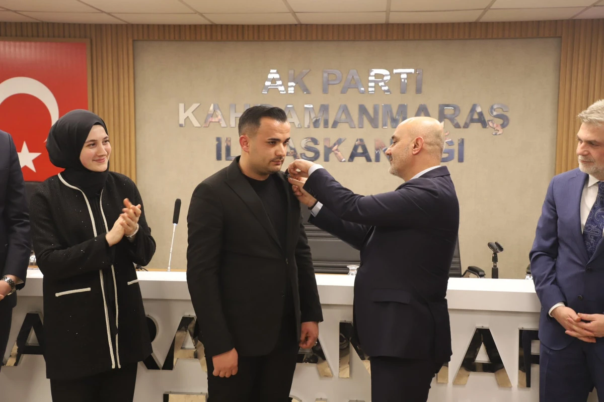 AK Parti Kahramanmaraş Gen&ccedil;lik Kolları&rsquo;nda Rozet T&ouml;reni: Gen&ccedil; Katılımla Teşkilat G&uuml;&ccedil;leniyor