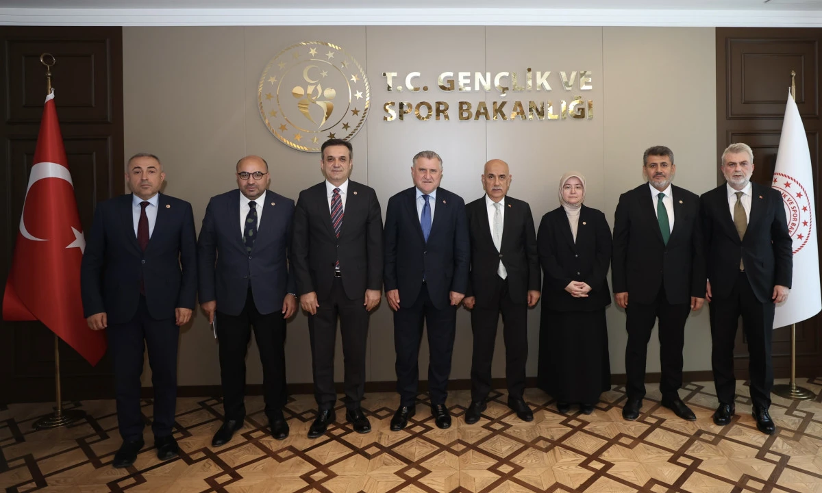 AK Parti Kahramanmaraş Heyeti Gen&ccedil;lik ve Spor Bakanı Bak ile Bir Araya Geldi
