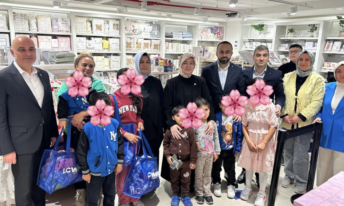 AK Parti&rsquo;den &Ccedil;ocuklara Bayram Sevinci: &Ccedil;ocuklar Bayramlıklarını Kendileri Se&ccedil;ti
