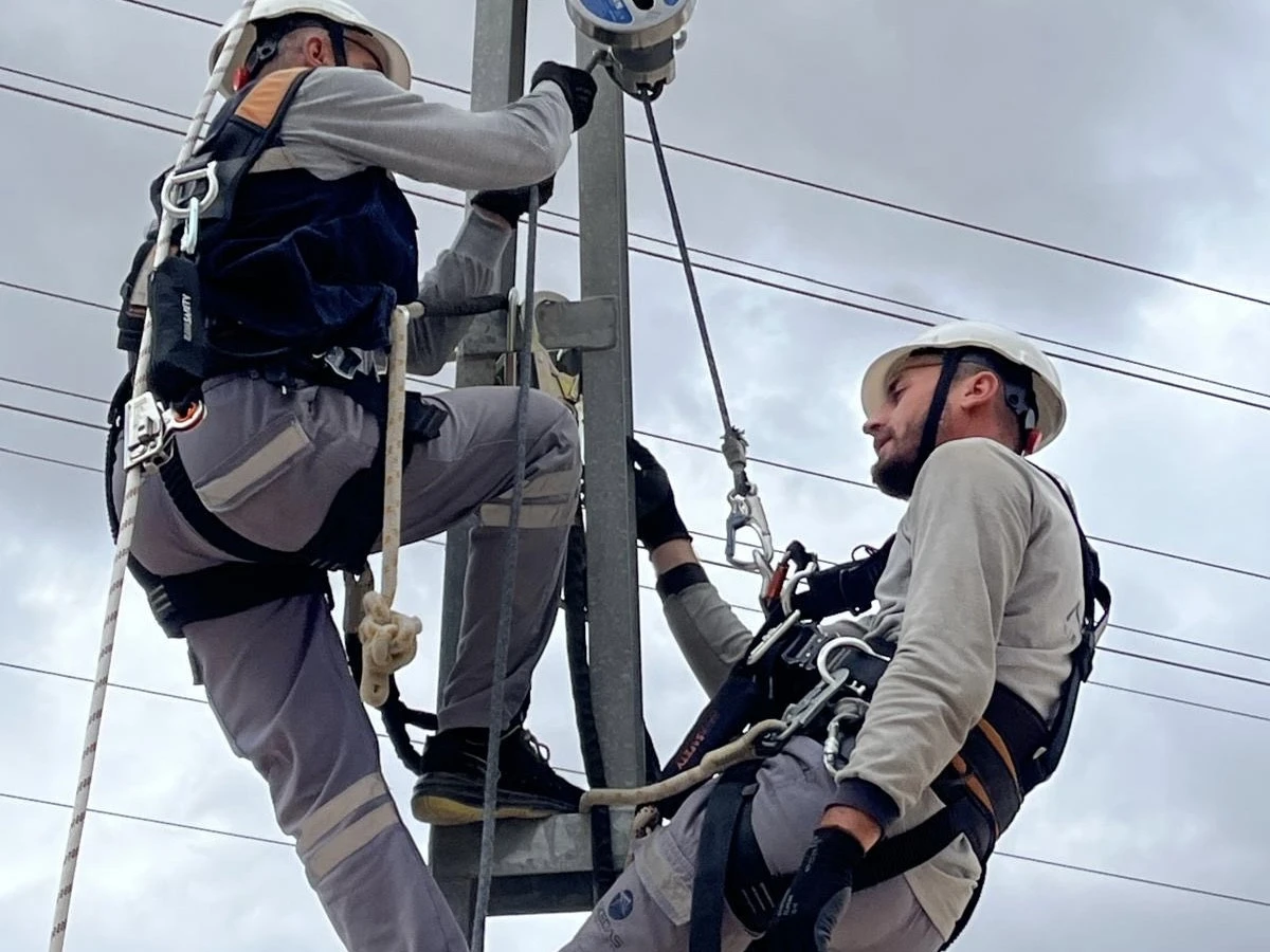 AKEDAŞ’tan Saha Çalışanlarına Yüksekte Güvende Çalışma Eğitimi
