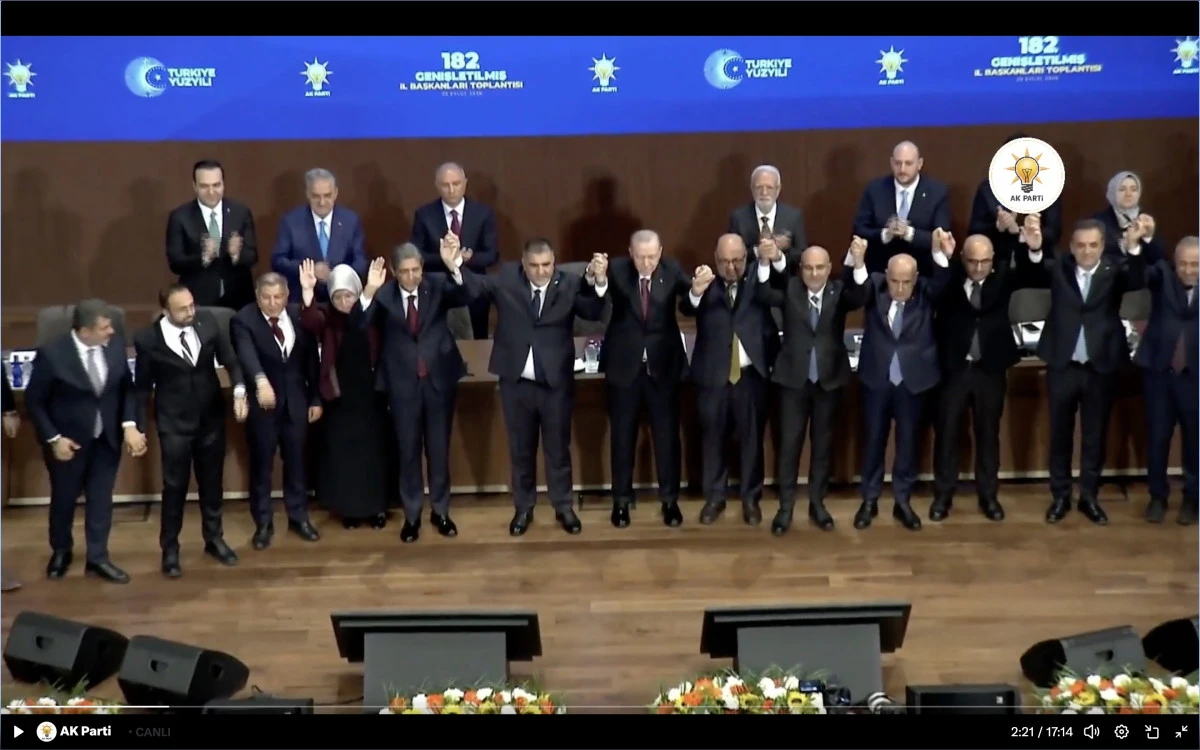 Akpınar ve Karaca resmen AK Parti'de! Cumhurbaşkanı Erdoğan rozetlerini taktı