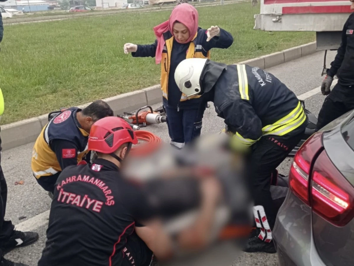 Aksu Kavşağı’nda Trafik Kazası: Araçta Sıkışan Sürücü İtfaiye Ekiplerince Kurtarıldı