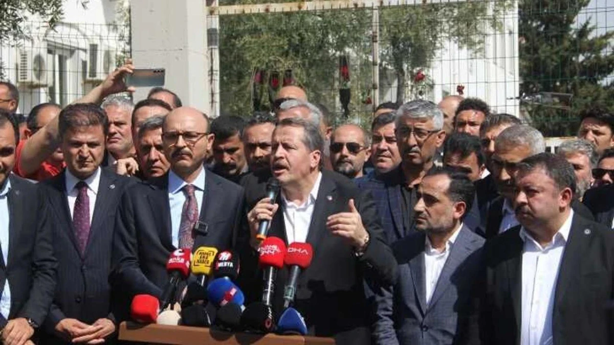 Ali Yal&ccedil;ın&rsquo;dan okul &ouml;n&uuml;nde sert mesaj: &ldquo;&Ccedil;ocuklarımızı hedef alan sanal tehditler ciddiye alınmalı&rdquo;