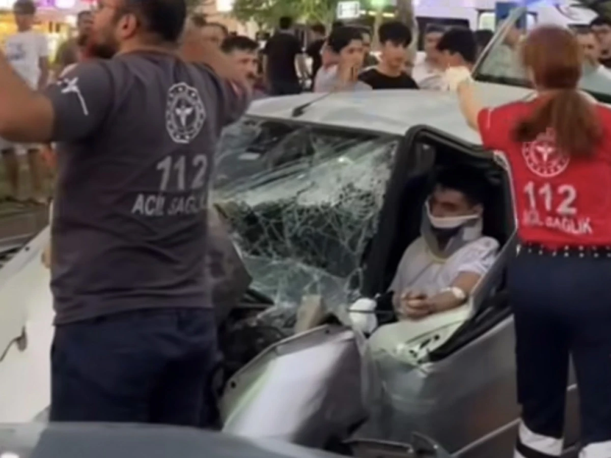 Aliya İzzetbegoviç Parkı Yakınında Kaza: Araç Hurdaya Döndü, Gençlerin Durumu İyi