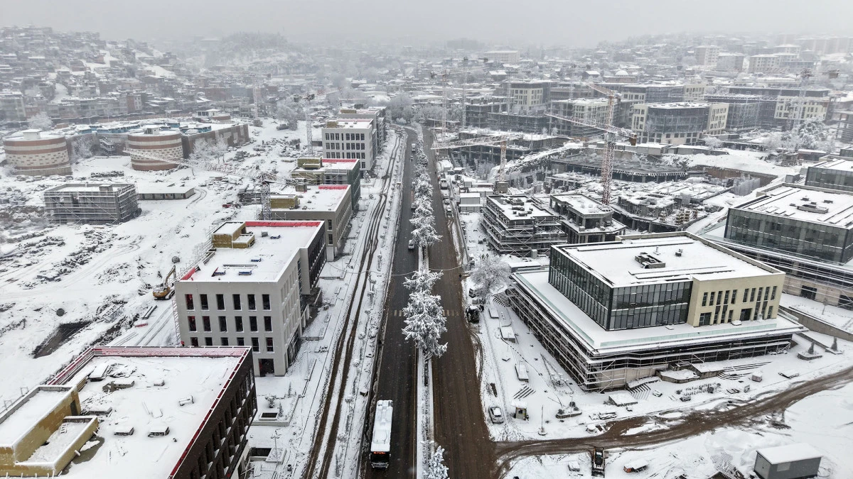 Ana Arterleri Ulaşıma A&ccedil;ık Tutmak İ&ccedil;in B&uuml;y&uuml;kşehir&rsquo;den Yoğun Mesai