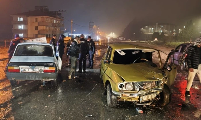 Andırın&rsquo;da &Ccedil;ift Taraflı Kaza: Ara&ccedil;lar Hurdaya D&ouml;nd&uuml;