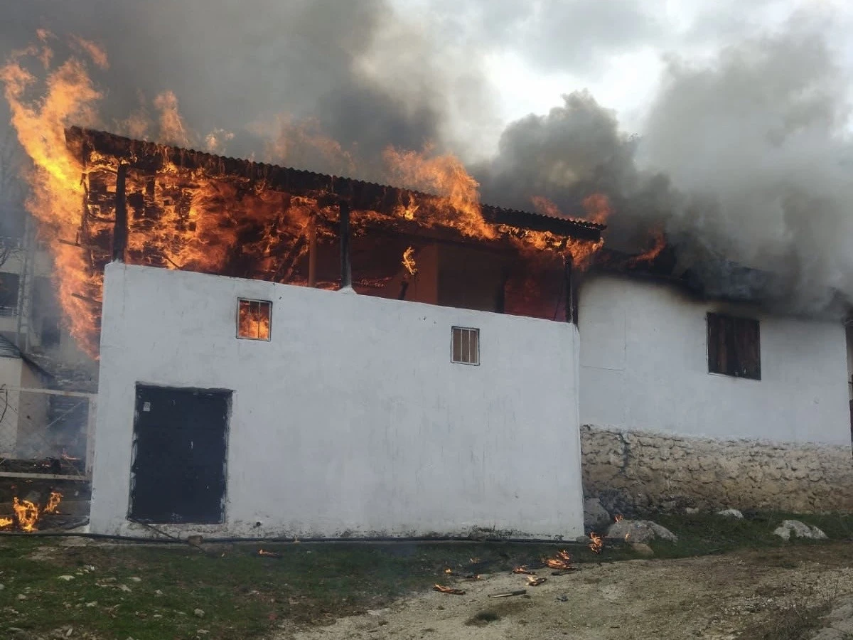 Andırın’da Çıkan Ev Yangını İtfaiyenin Hızlı Müdahalesiyle Söndürüldü