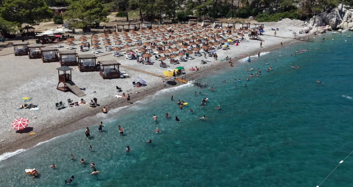 Antalya turizmde rekor kırdı: Bir günde 104 bin 359 yabancı giriş yaptı