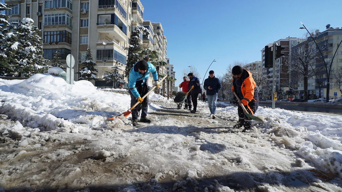 Ara&ccedil; ve Yaya Trafiğinde G&uuml;venlik İ&ccedil;in B&uuml;y&uuml;kşehir 7/24 Sahada