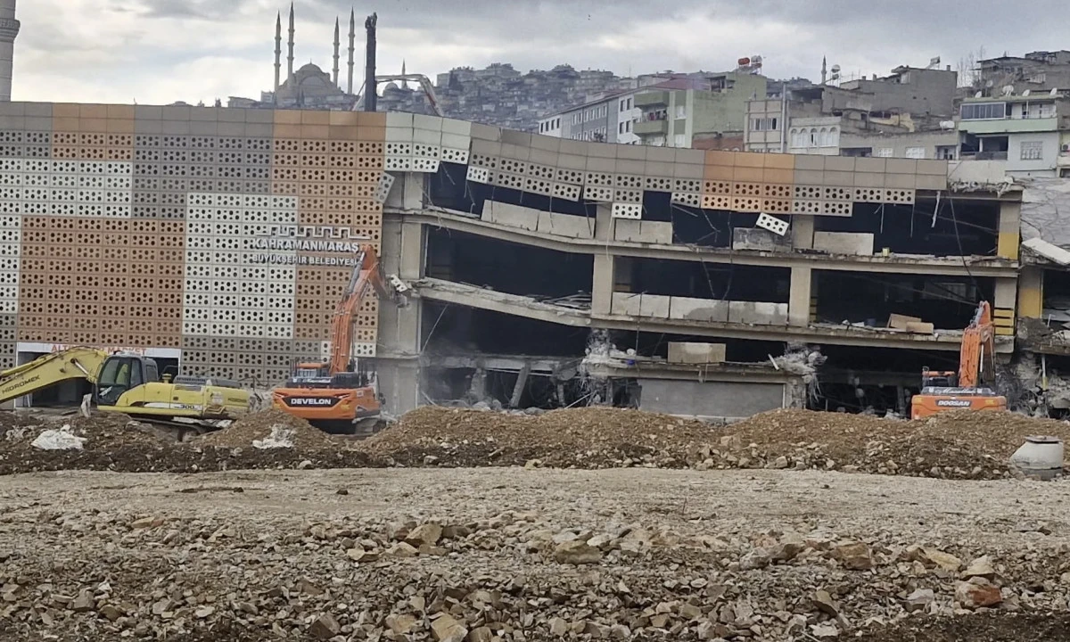 Arasa Otoparkı Yıkılıyor: Şehir Merkezinde Yeni D&ouml;nem Başlıyor,
