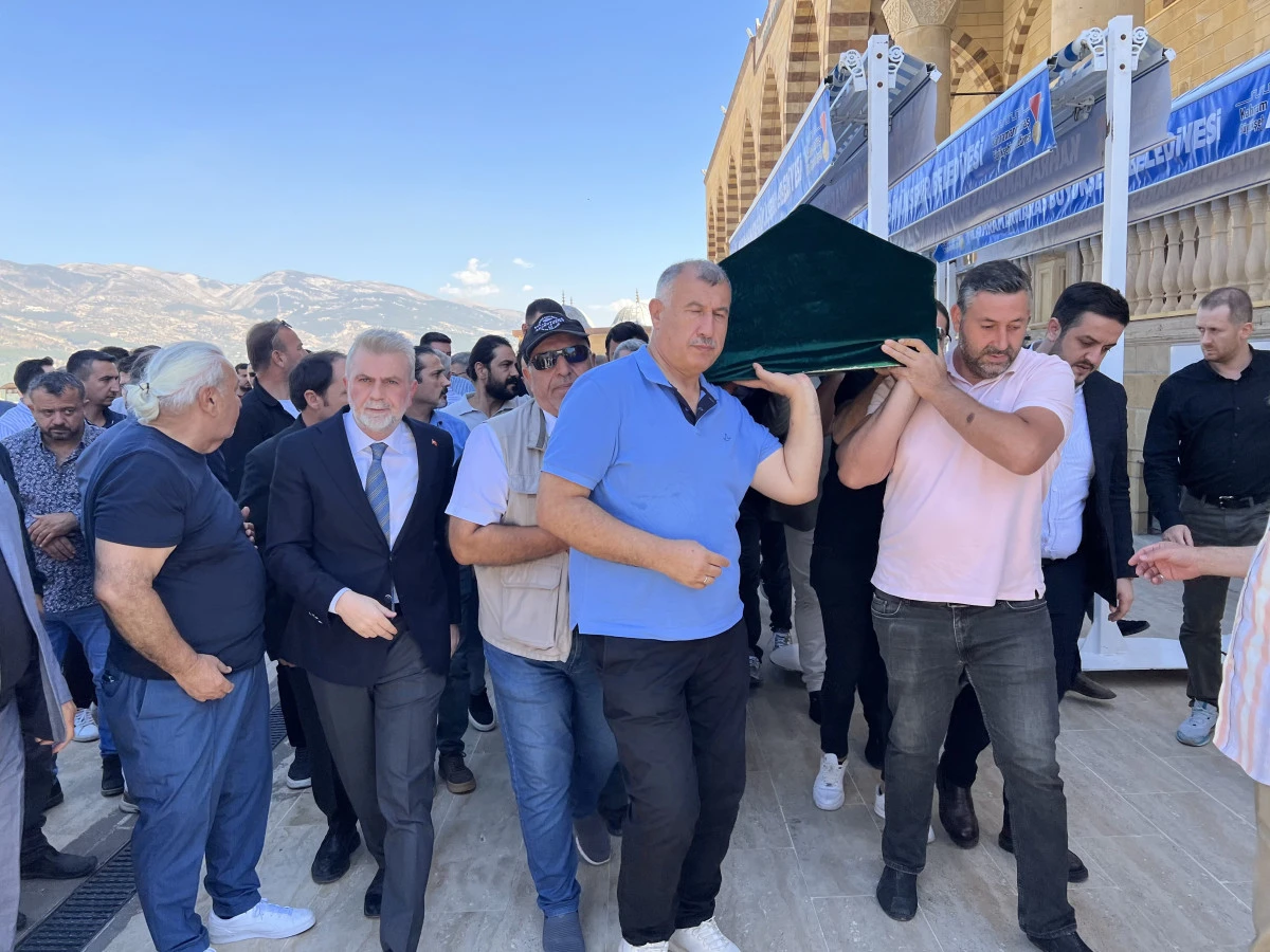 Asilhan Yılmaz’ın Annesi Zübeyde Yılmaz Son Yolculuğuna Dualarla Uğurlandı