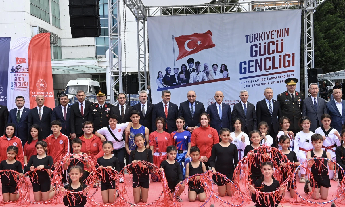 Atat&uuml;rk&rsquo;&uuml; Anma, Gen&ccedil;lik ve Spor Bayramı, Milli İrade Meydanı&rsquo;nda Coşkuyla Kutlandı