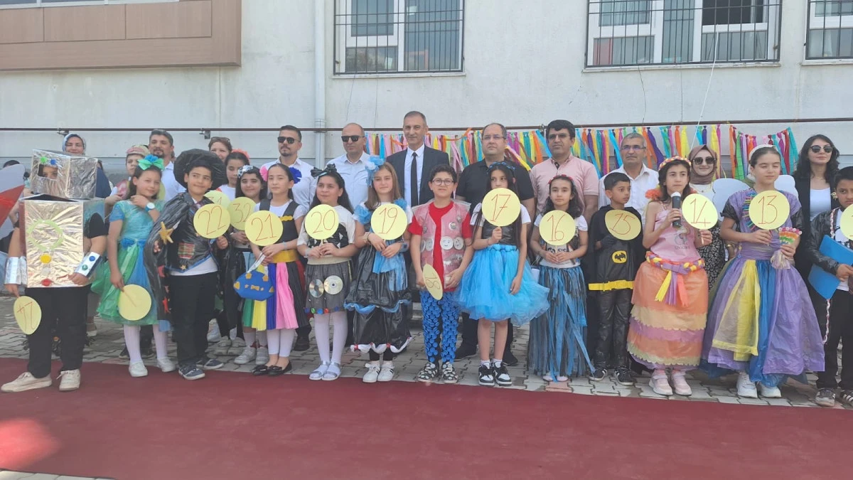 Atıklar Podyuma &Ccedil;ıktı, &Ouml;ğrencilerden &Ccedil;evreye G&uuml;&ccedil;l&uuml; Mesaj