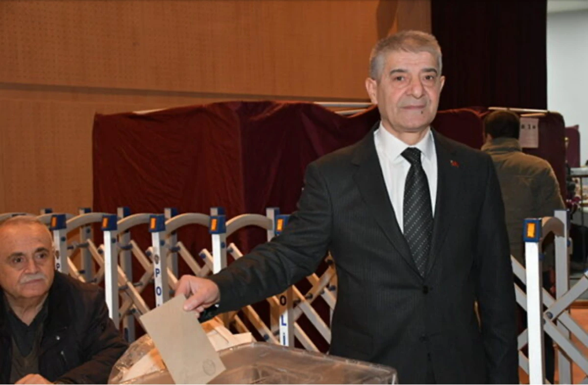 Attarlar Esnaf Odası&rsquo;nda G&uuml;ven Tazelendi: Cuma G&uuml;ler A&ccedil;ık Farkla Yeniden Başkan