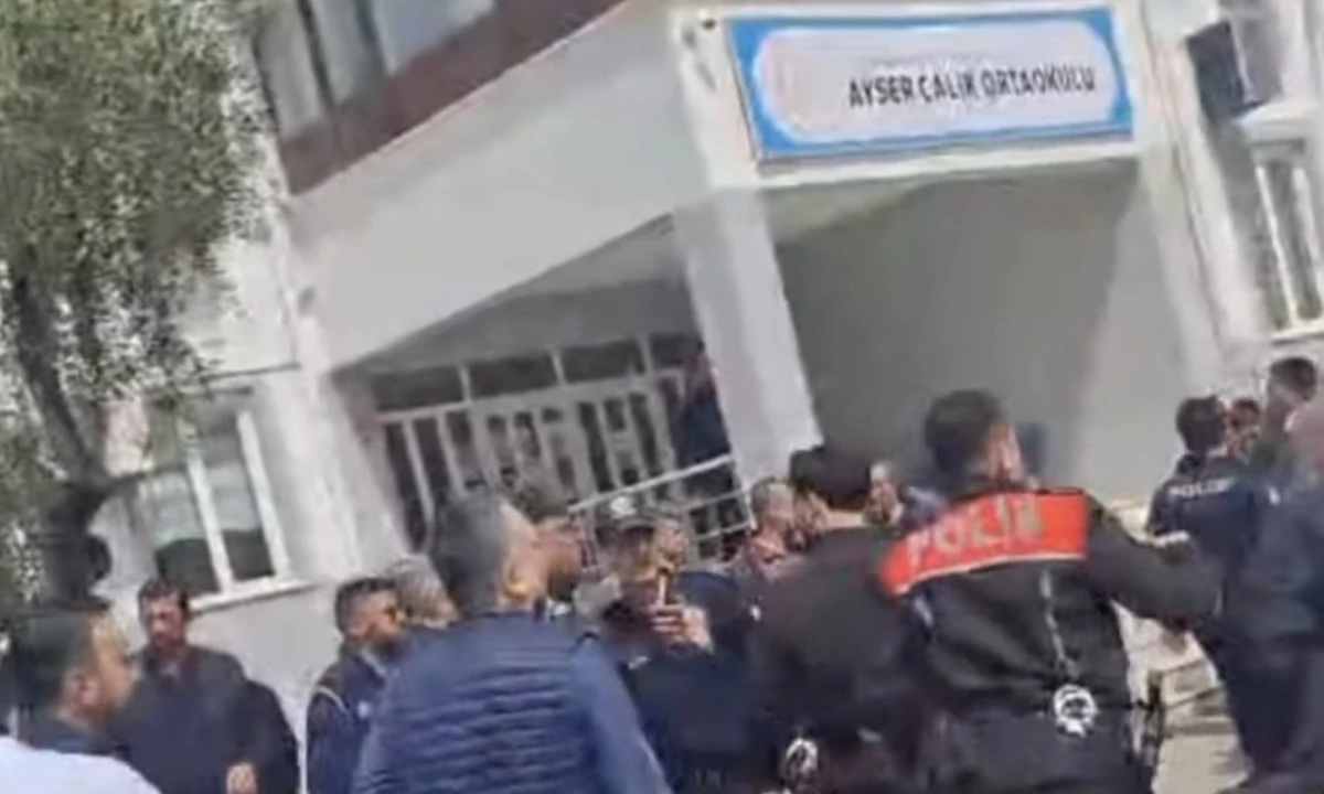 Ayser &Ccedil;alık Ortaokuluna silahlı saldırı: 2 &Ouml;l&uuml; 50 yaralı olduğu  belirtiliyor