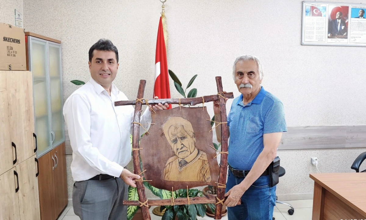 Bahaettin Karako&ccedil;&rsquo;a Anlamlı Vefa: Usta Şairin Portresi Oğlu Oğuz Karako&ccedil;&rsquo;a Takdim Edildi
