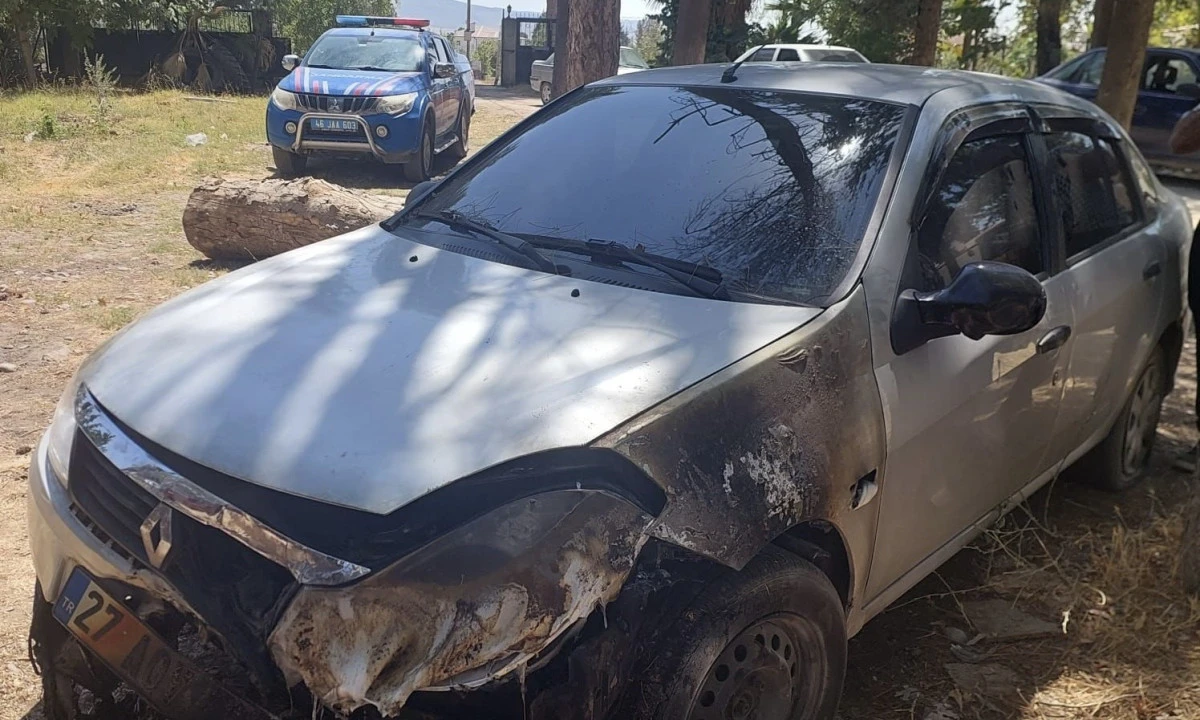 Bahçesindeki Anızı Yakmak İsterken, Araç ve Su Tankerini Kül Etti