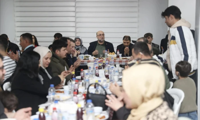 Başkan Akpınar, 8 Mart&rsquo;ta kadınlara &ccedil;i&ccedil;ek takdim etti, engelli vatandaşlarla iftar sofrasında buluştu