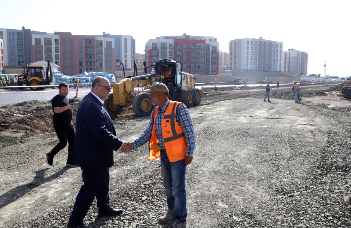 Başkan Akpınar, Doğukent Mahallesi&rsquo;nde devam eden &ccedil;alışmaları yerinde inceledi