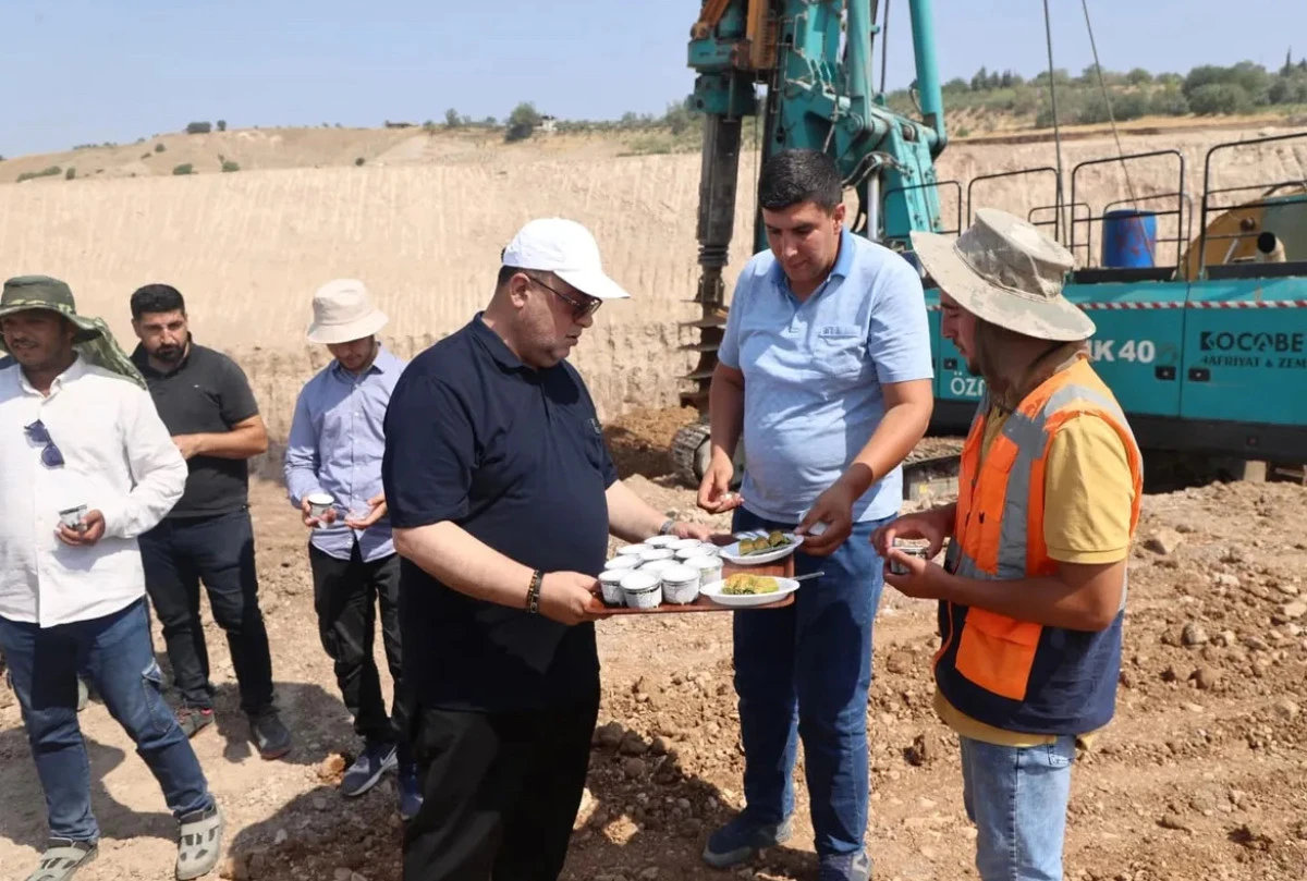Başkan Akpınar’dan Çağlayancerit Yolunda Sahaya Tatlı Moral