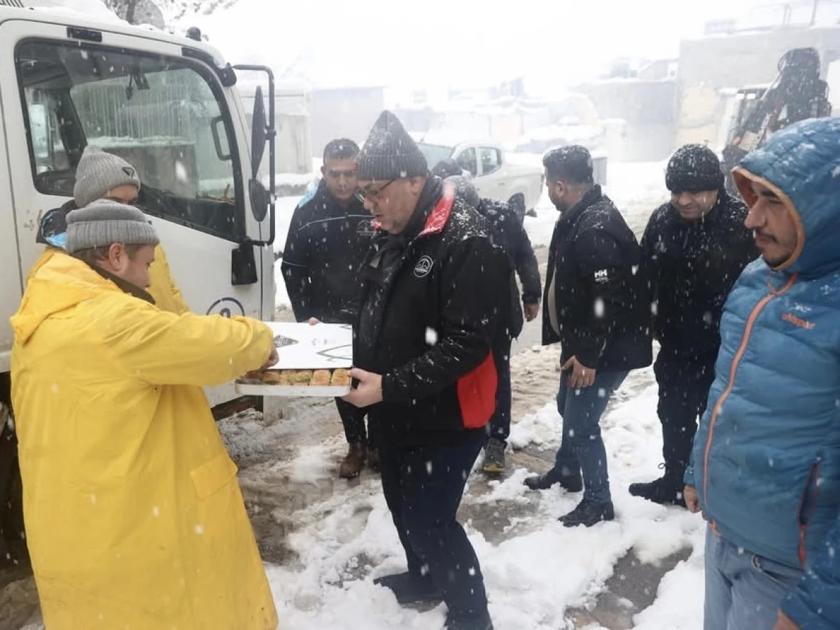 BAŞKAN AKPINAR&rsquo;DAN KAR MESAİSİ YAPAN EKİPLERE TATLI İKRAMI