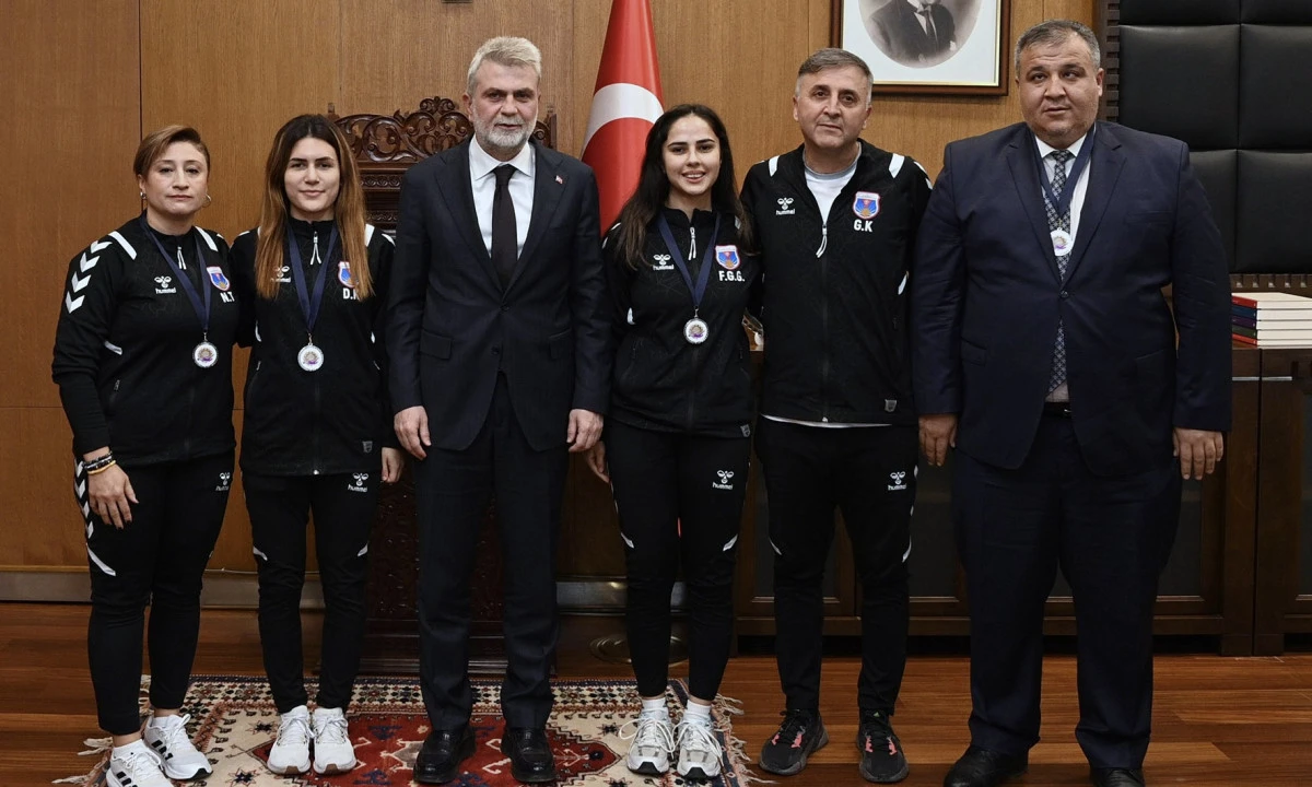 Başkan Görgel, Avrupa’ya Damga Vuran Büyükşehir’in Kadın Goalball Takımını Ağırladı
