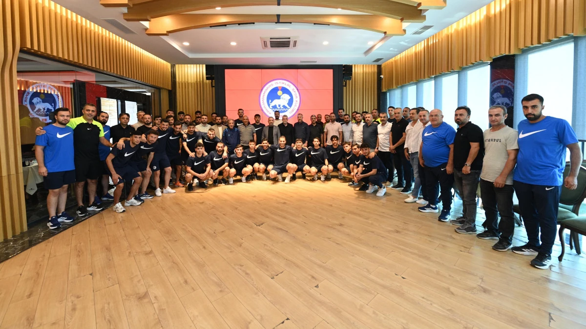 Başkan G&ouml;rgel, İstiklalspor y&ouml;netimi ve futbolcularıyla bir araya geldi
