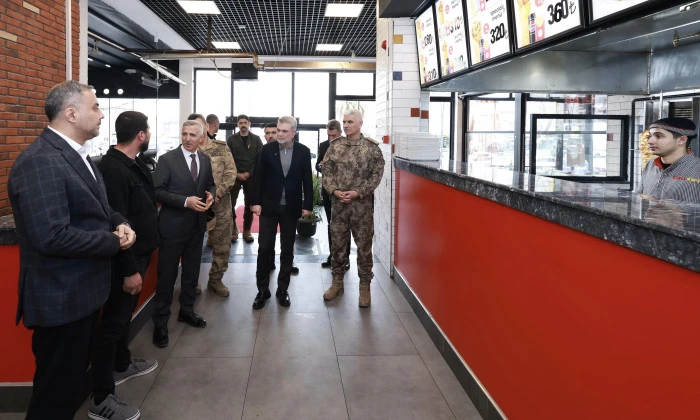 Başkan G&ouml;rgel ve Vali &Uuml;nl&uuml;er, Uzun&ccedil;arşı&rsquo;da Esnaf ve Vatandaşlarla Bir Araya Geldi