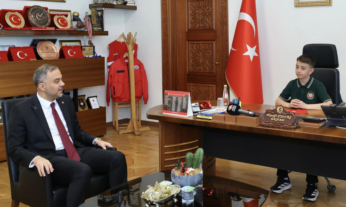 Başkan Hanifi Toptaş, 23 Nisan&rsquo;da koltuğunu minik Halil Sami&rsquo;ye devretti