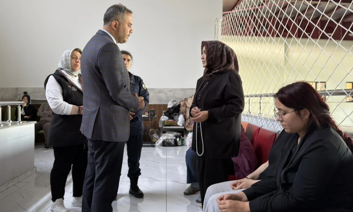 Başkan Hanifi Toptaş, okul saldırısında yaralanan &ouml;ğrenciler ve ailelerini ziyaret etti