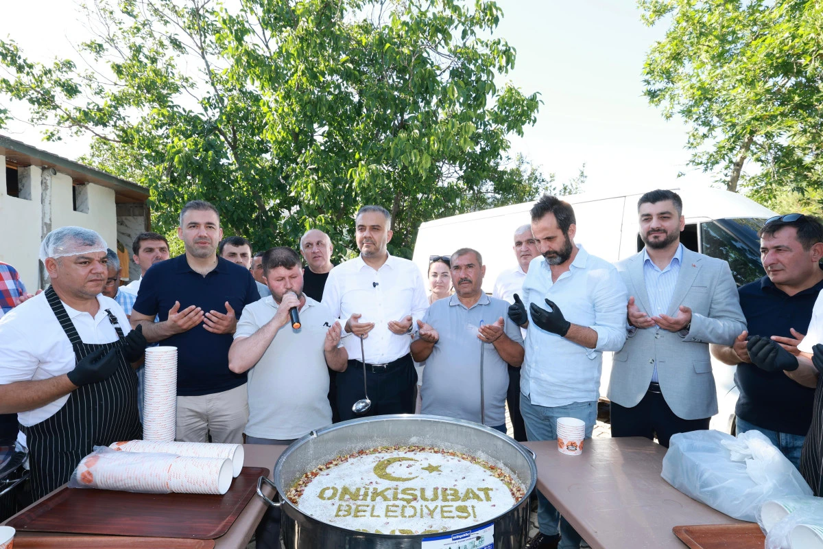 Başkan Toptaş, D&ouml;n&uuml;kl&uuml; Mahallesi sakinleriyle aşure sofrasında buluştu