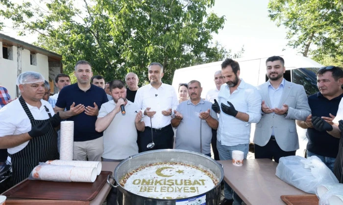 Başkan Toptaş, D&ouml;n&uuml;kl&uuml; Mahallesi sakinleriyle aşure sofrasında buluştu