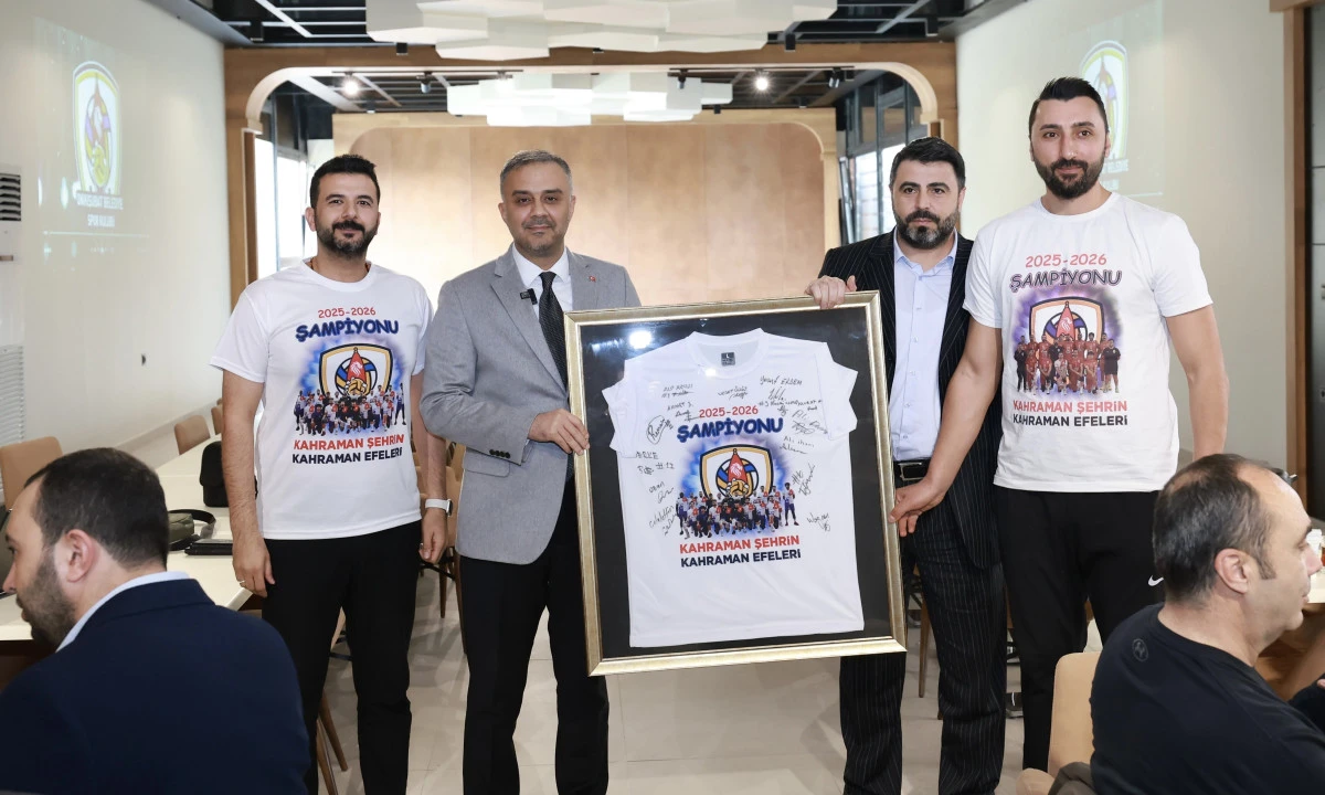 Başkan Toptaş, Efeler Ligi&rsquo;ne y&uuml;kselen Onikişubat Belediye Spor ile şampiyonluk yemeğinde buluştu