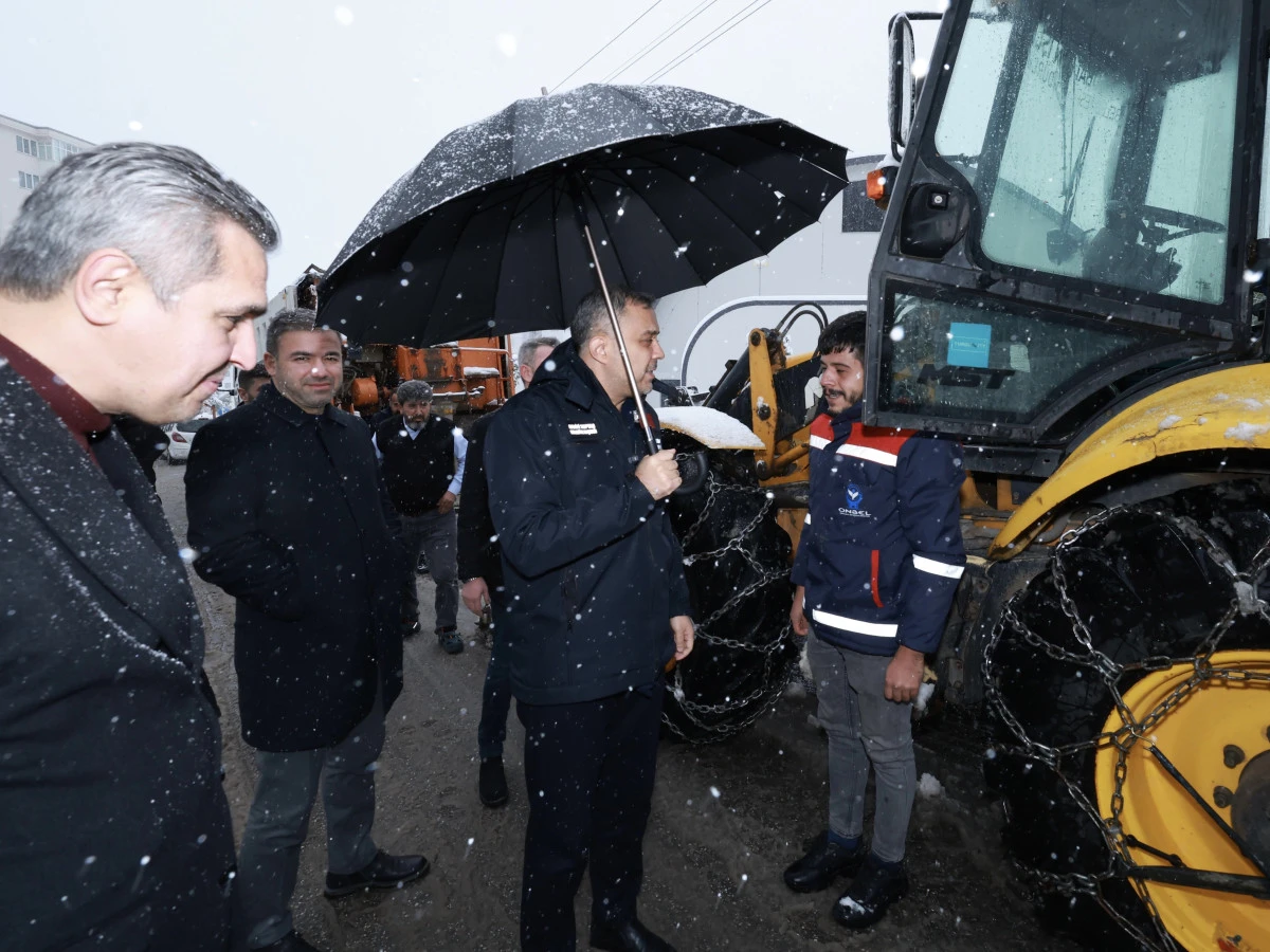 BAŞKAN TOPTAŞ, KARLA M&Uuml;CADELE &Ccedil;ALIŞMALARINI SAHADA İNCELEDİ