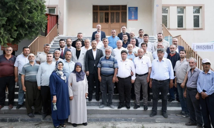 Başkan Toptaş &ouml;nce aşure dağıttı, sonra vatandaşların sorularını yanıtladı