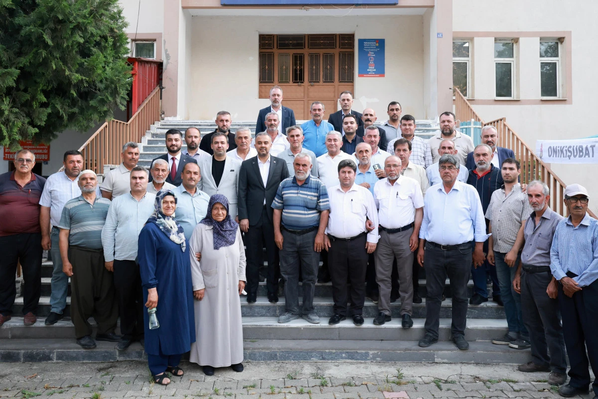 Başkan Toptaş &ouml;nce aşure dağıttı, sonra vatandaşların sorularını yanıtladı