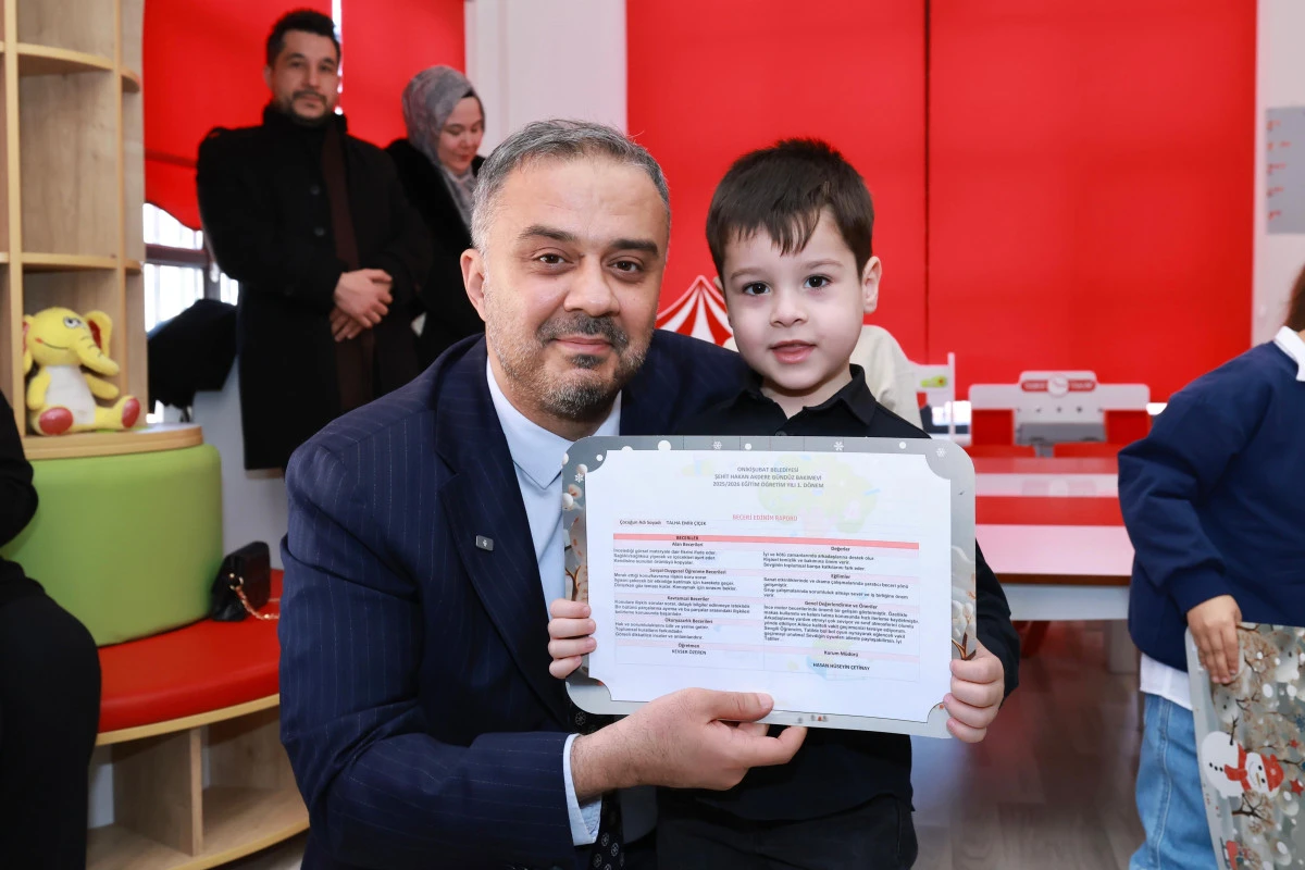 Başkan Toptaş&rsquo;a karne programında miniklerden doğum g&uuml;n&uuml; s&uuml;rprizi