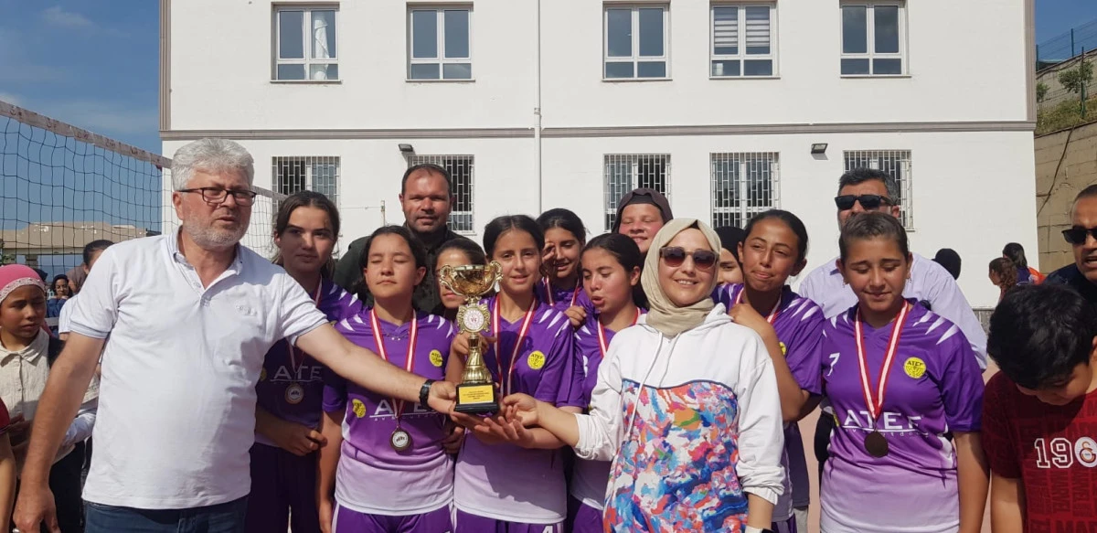Batı bölgesi ortaokullar voleybol turnuvasında şampiyon yine değişmedi