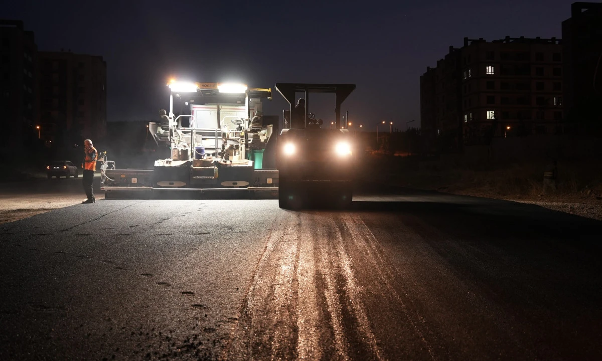 Batı Mahallelerinin Ulaşımına G&uuml;&ccedil; Katacak 30 Metrelik Bulvarda Sıcak Asfalta Başlandı