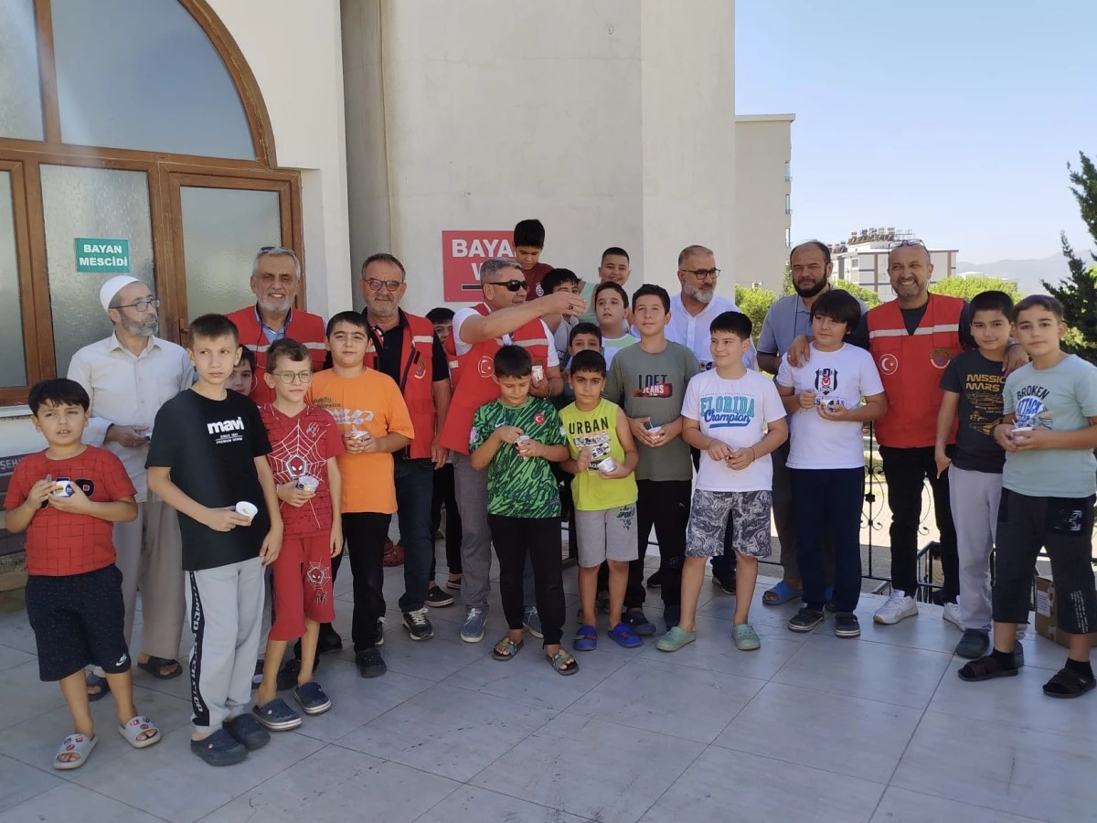 Beklenen Cemre Anadolu Derneği Ravza Camiinde Çocuklara İkramda Bulundu 