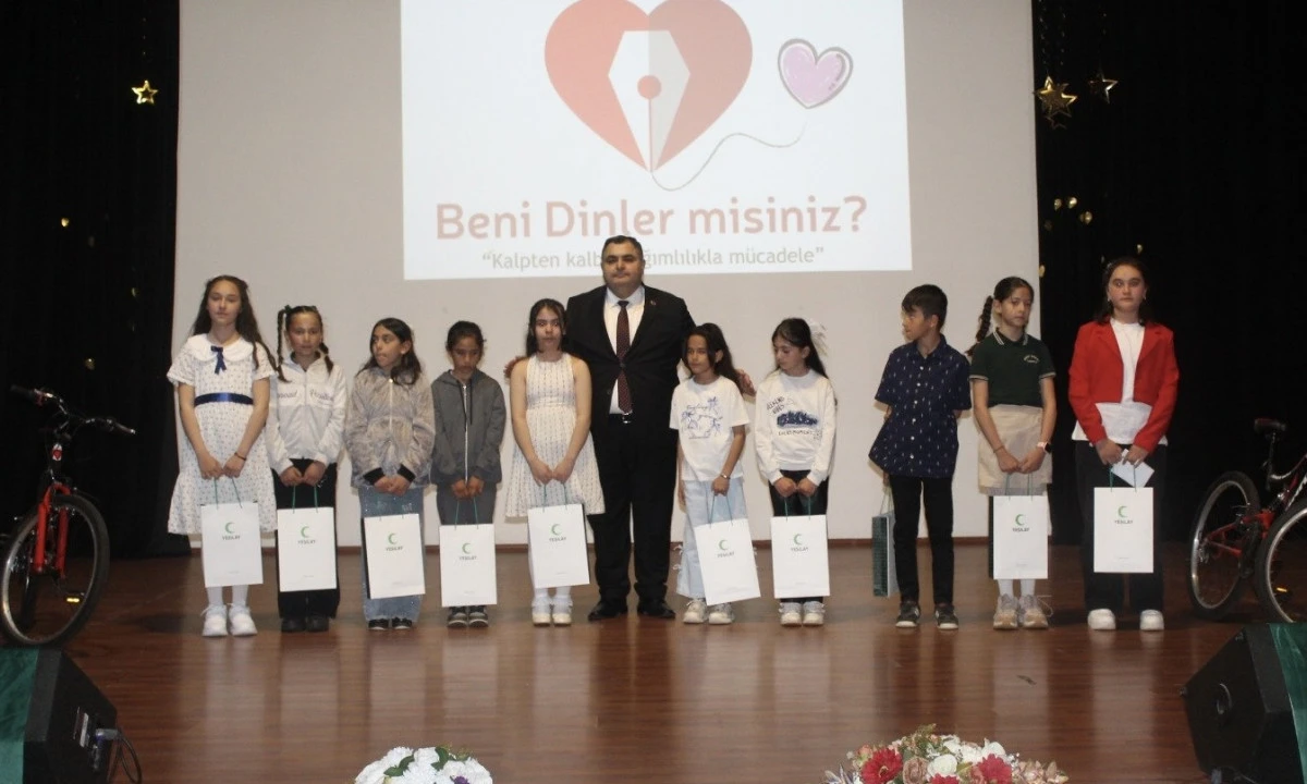 &ldquo;Beni Dinler Misiniz?&rdquo; Projesinin Kapanış Programı ve &Ouml;d&uuml;l T&ouml;reni Ger&ccedil;ekleştirildi